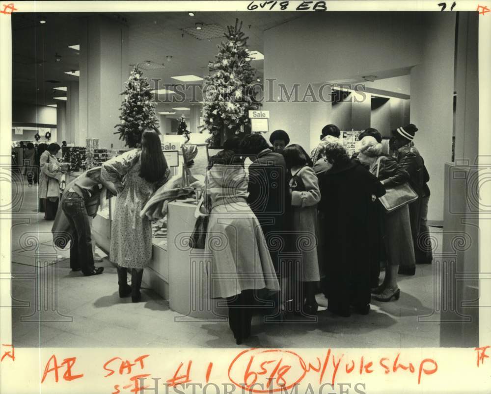 1979 Press Photo Holiday Shoppers Crowd Display Case, Maison Blanche, Canal St.