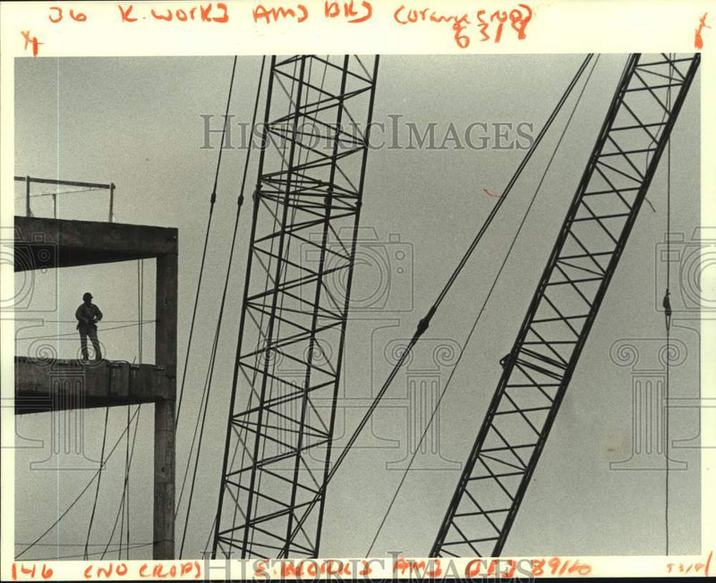 Load image into Gallery viewer, 1988 Press Photo Workman at the Clearview Shopping Center construction site
