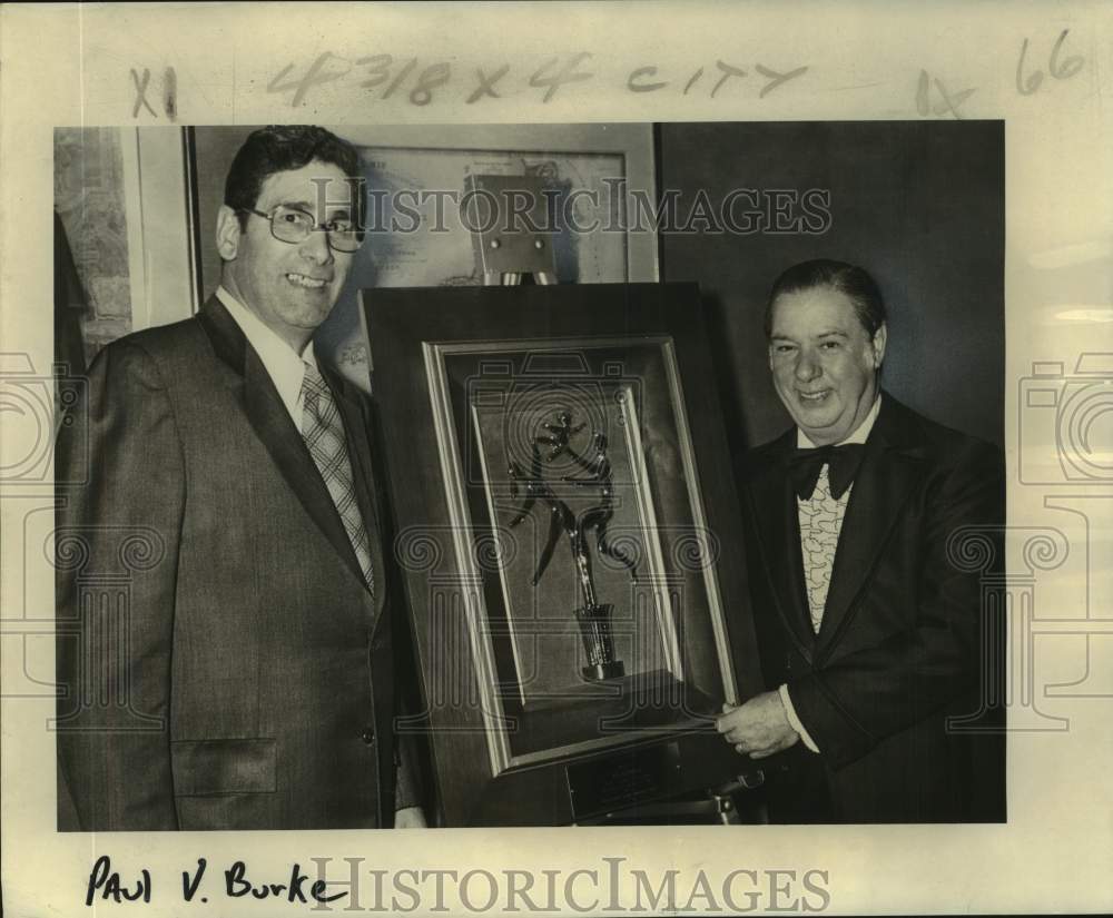 1978 Press Photo Joe Gemelli holds &quot;Spirit of Life Award&quot; with Paul V. Burke