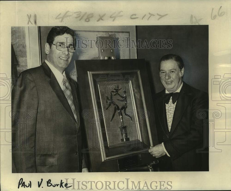 Load image into Gallery viewer, 1978 Press Photo Joe Gemelli holds "Spirit of Life Award" with Paul V. Burke
