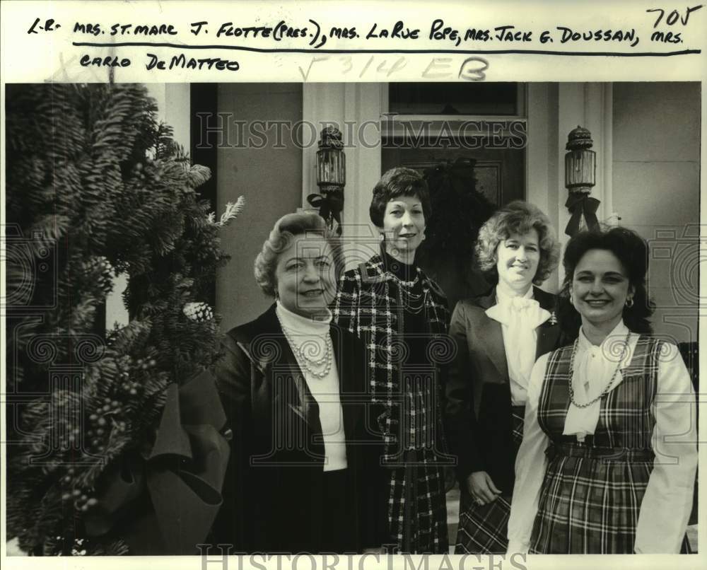 1978 Press Photo Mrs. St. Marc Flotte and others during Garden Society tour