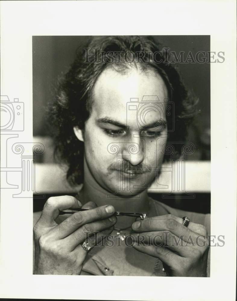 1987 Press Photo Buddy McDaniel, Jr. checks the exact size of a diamond ring- Historic Images