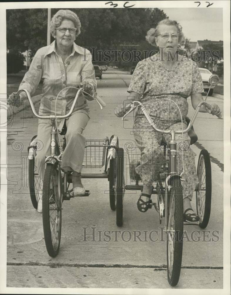 1973 Press Photo Anna May McCurdy and Henrietta Groh riding their bicycles- Historic Images