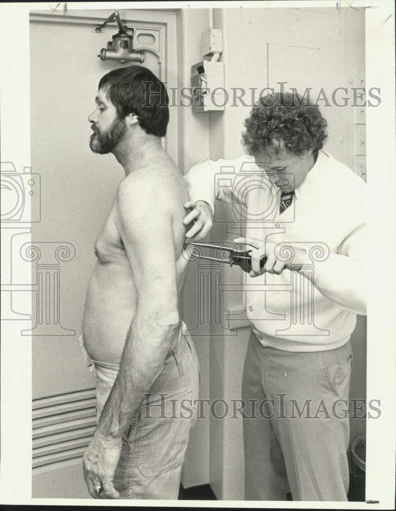 1979 Press Photo Bob McGinty, Times-Picayune has fat measured- Historic Images