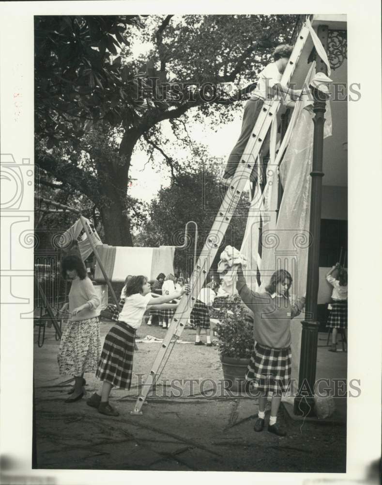 1985 Press Photo McGehee School students prepare Jungle Gym for an art project- Historic Images