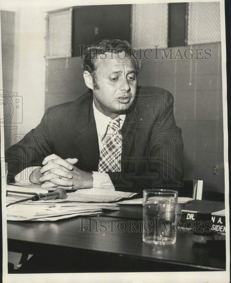 Load image into Gallery viewer, 1973 Press Photo Dr. Charles Mary, Lousiana State Health Super Board meeting
