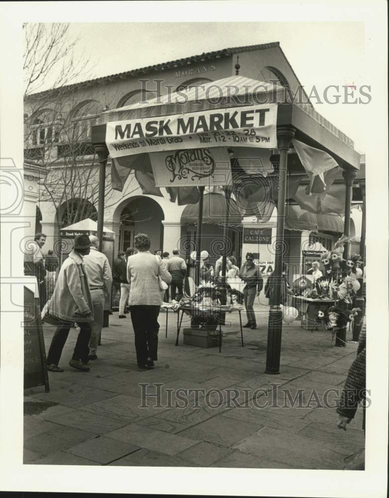 1987 Press Photo People flock to Mask Market in the French Market, New Orleans- Historic Images