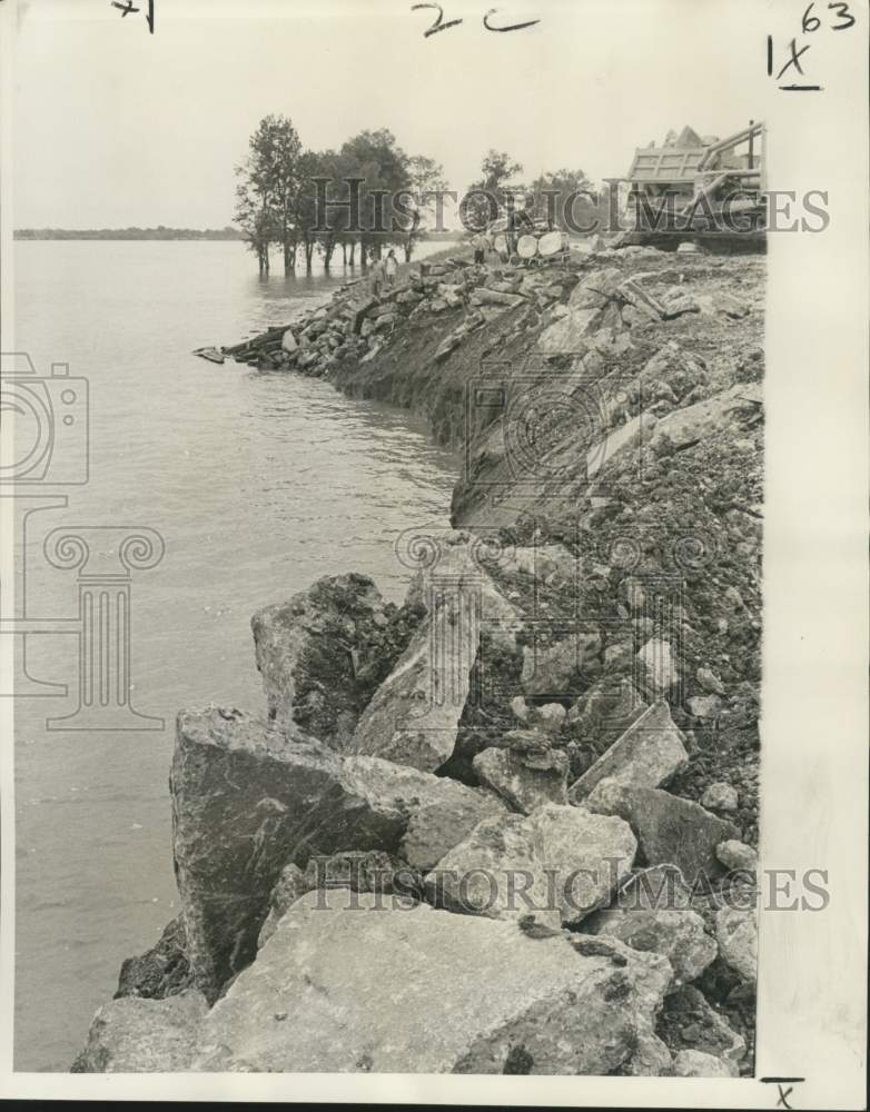 1973 Press Photo Loads of rip-rap along the Mississippi River levee - nob79648