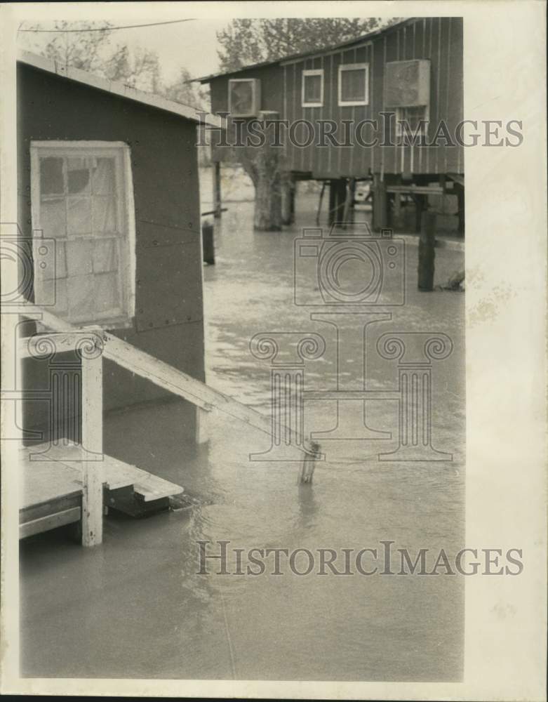 1973 Press Photo Mississippi River Levee Scene - Flooded houses - nob79652