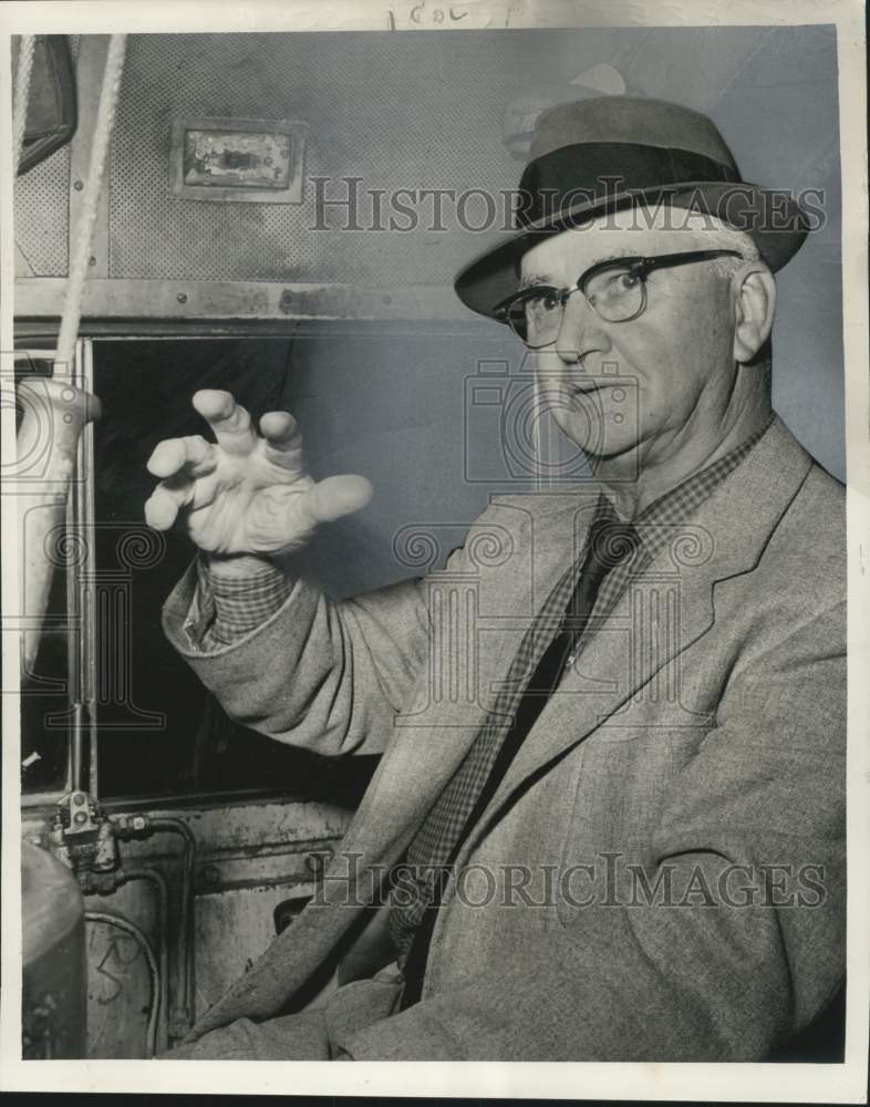 Load image into Gallery viewer, 1963 Press Photo Ezekiel Masden, retiring engineer of Nashville's Gulf Wind
