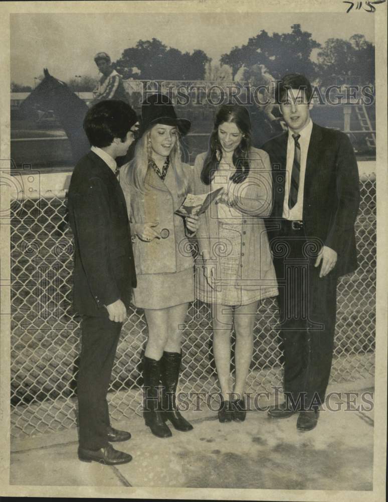 1971 Press Photo Group make decisions about races at racetrack at Fair Grounds- Historic Images