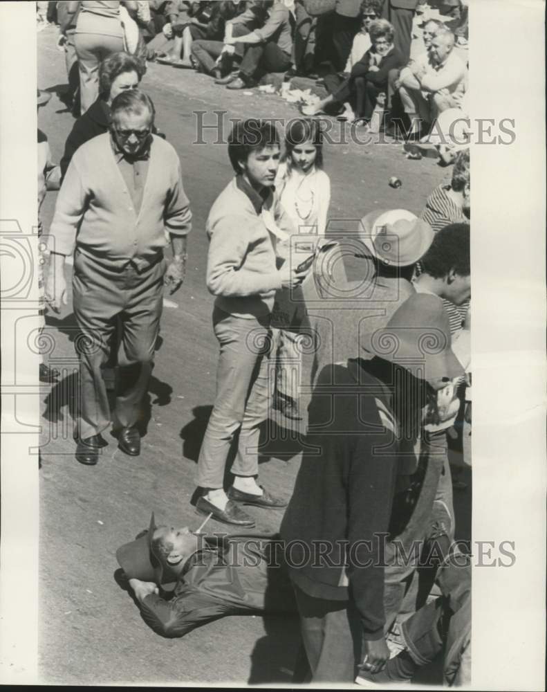 Load image into Gallery viewer, 1972 Press Photo Don Markstein, Dixie reporter sells peanuts on Mardi Gras

