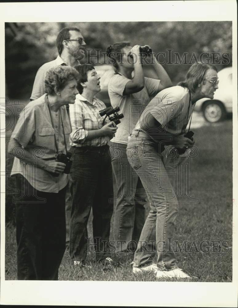 1986 Press Photo Group finds large bird during birdwatching class, Madisonville- Historic Images