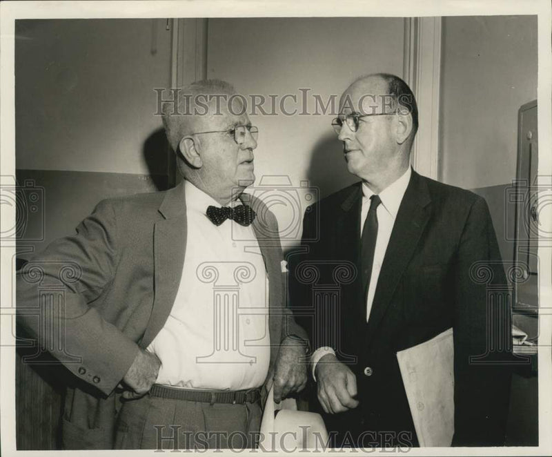 Load image into Gallery viewer, 1959 Press Photo Harold P. McCall and Robert D. Hess of Foreign Policy Assn.
