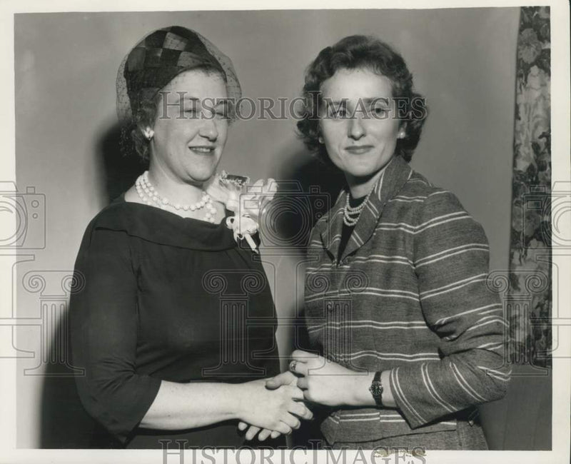 Load image into Gallery viewer, 1960 Press Photo Dinner meeting of New Orleans Credit Women's Club - nob79859
