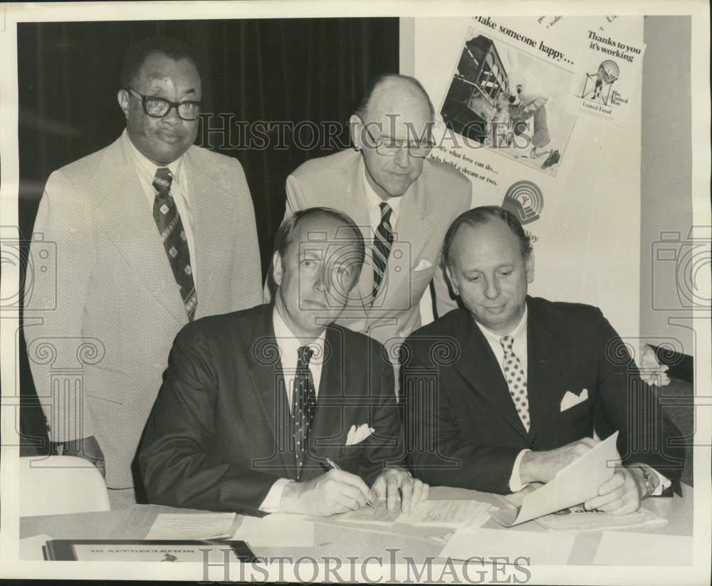 1974 Press Photo Robert C. McIntyre and other officers of United Fund- Historic Images