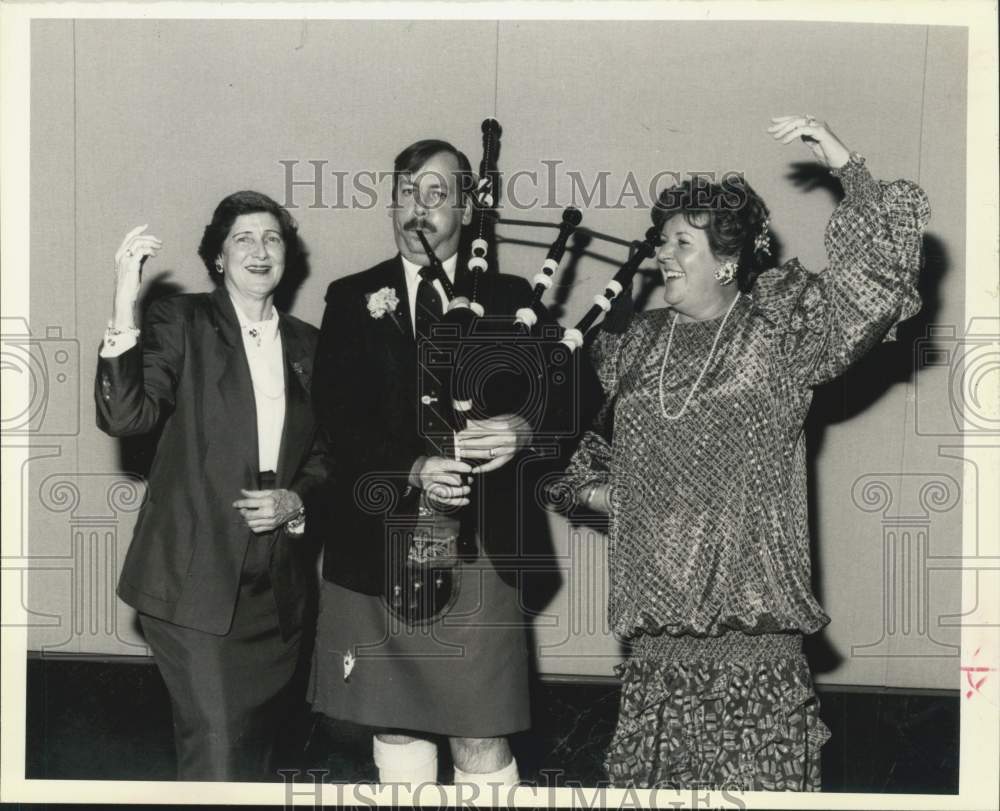 1990 Press Photo Alicia McKay, Michael Foley, Ann Stackpole of Hibernians- Historic Images