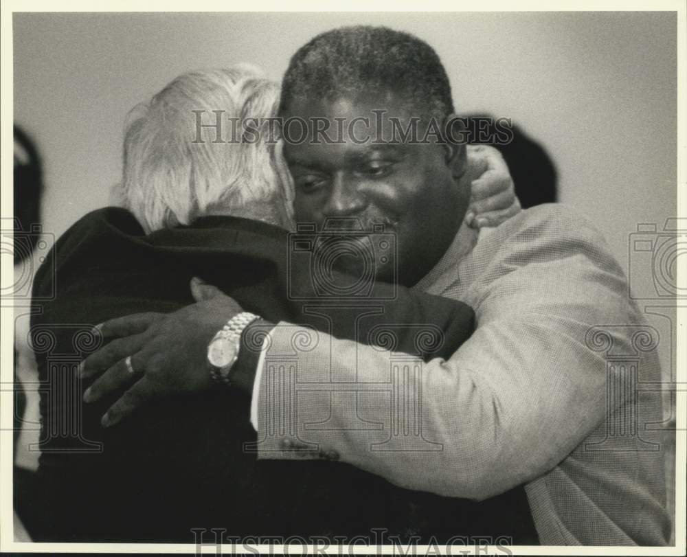 1993 Press Photo New Fire Superintendent Warren McDaniels hugs William McCrossen- Historic Images