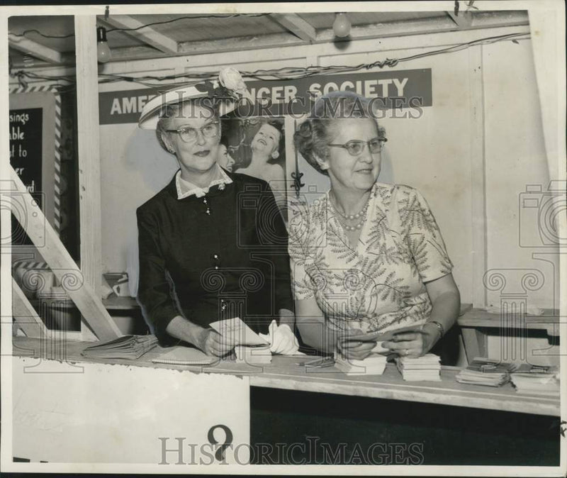 Load image into Gallery viewer, 1957 Press Photo Booth of the New Orleans chapter American Cancer Society
