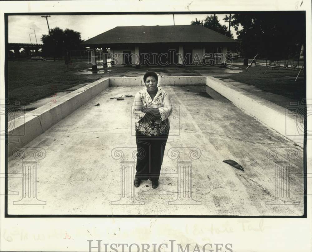 1980 Press Photo ida Oliver stands in decaying wading pool at McCue Park- Historic Images