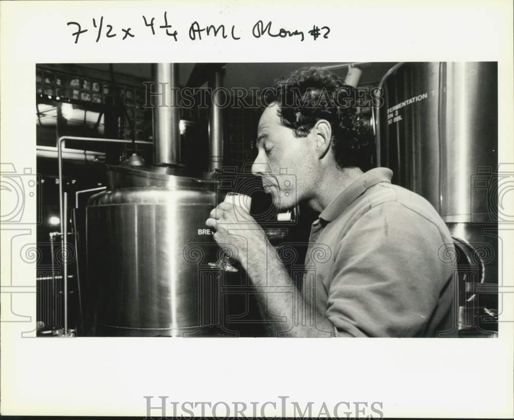 1990 Press Photo Mini Brewerys, John McDermott checks the odor of a fresh batch- Historic Images