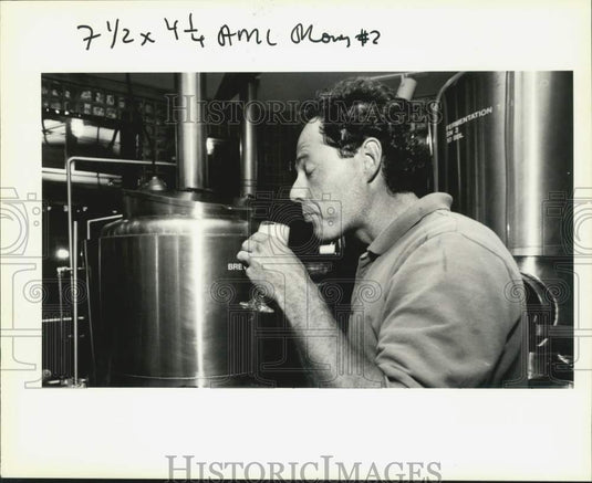 1990 Press Photo Mini Brewerys, John McDermott checks the odor of a fresh batch- Historic Images