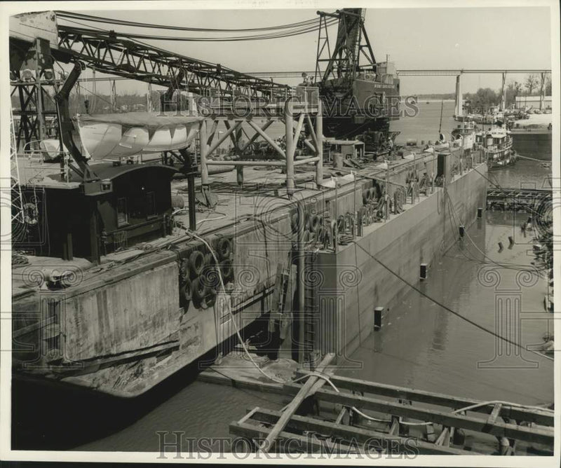 Load image into Gallery viewer, 1960 Press Photo McDermott Drydock, Bayou Boeuf - nob79970
