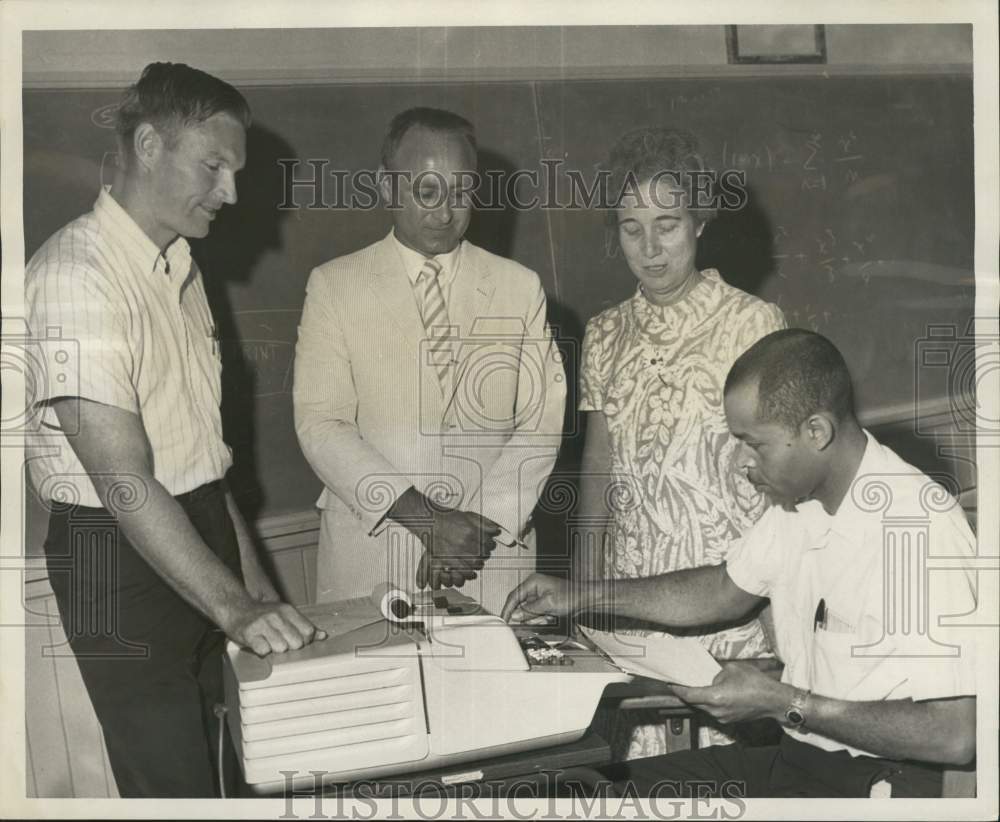 1969 Press Photo Demonstration for high school math teachers,Tulane University