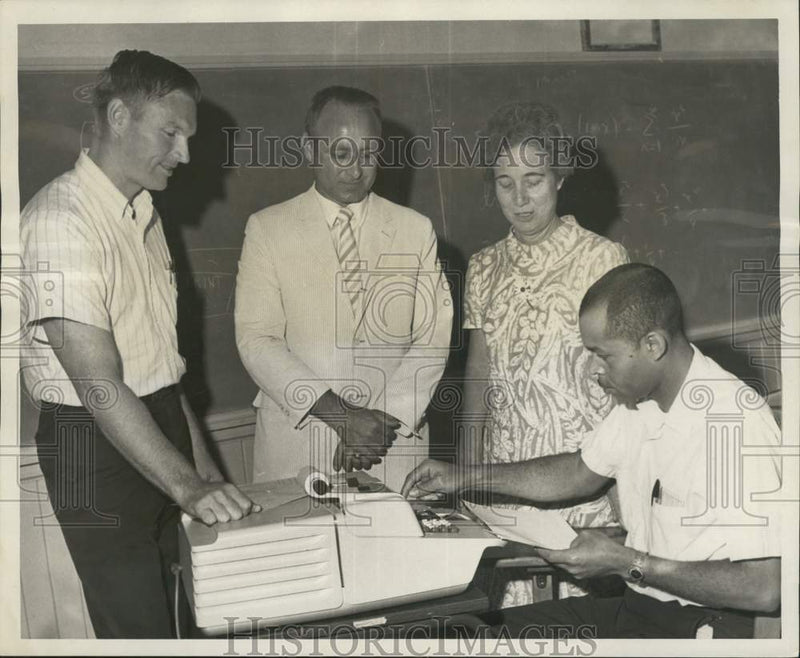 Load image into Gallery viewer, 1969 Press Photo Demonstration for high school math teachers,Tulane University

