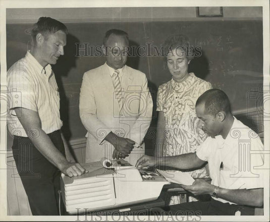1969 Press Photo Demonstration for high school math teachers,Tulane University