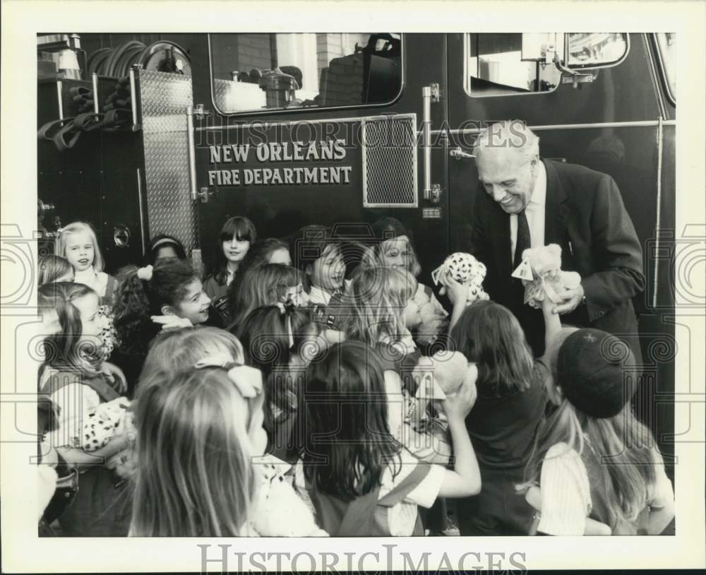 1990 Press Photo Chief William McCrossen gets a teddybear from a Brownie Scout- Historic Images