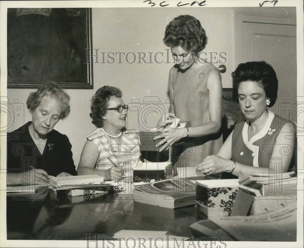 1970 Press Photo Members of the Louisiana Landmarks Society - nob80023