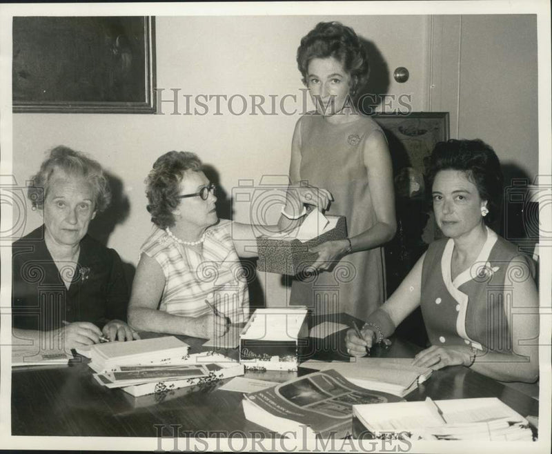 Load image into Gallery viewer, 1970 Press Photo Pitot House Funds members - nob80025
