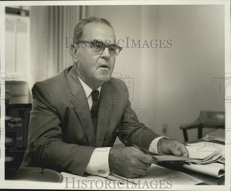Load image into Gallery viewer, 1969 Press Photo E. Davis McCutchon, distinguished alumnus awardee of Tulane
