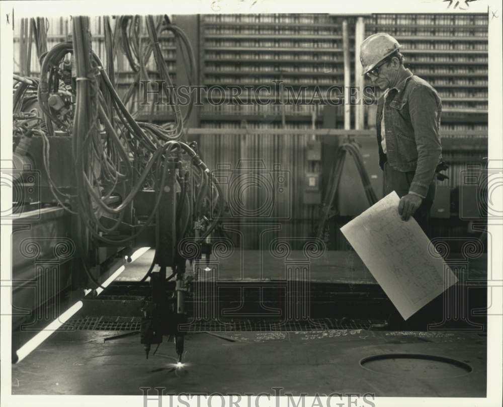 1981 Press Photo Automated torches cut 40-foot steel plates with computer- Historic Images