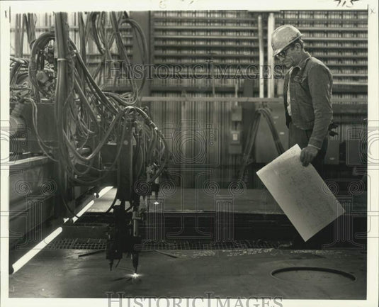 1981 Press Photo Automated torches cut 40-foot steel plates with computer- Historic Images
