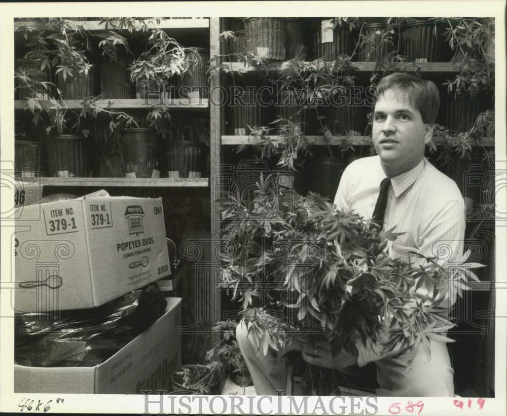 1989 Press Photo Kenner Police Crime Scene Technician Wayne McInnis holds plant- Historic Images