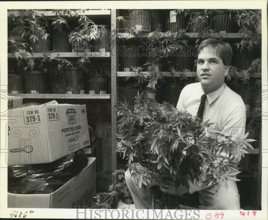 1989 Press Photo Kenner Police Crime Scene Technician Wayne McInnis holds plant- Historic Images
