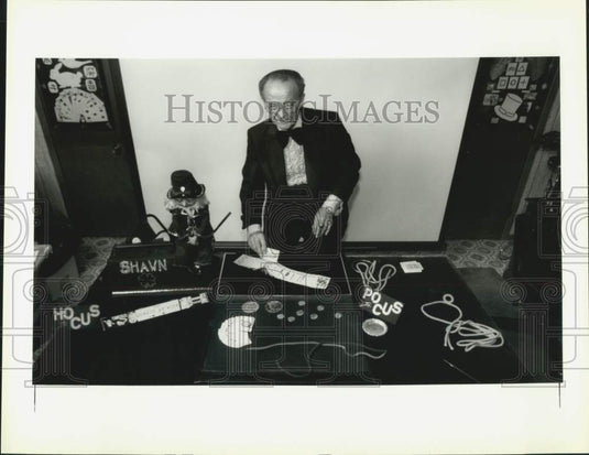 1992 Press Photo Dr. James McCready performs his magic in his Metairie home- Historic Images