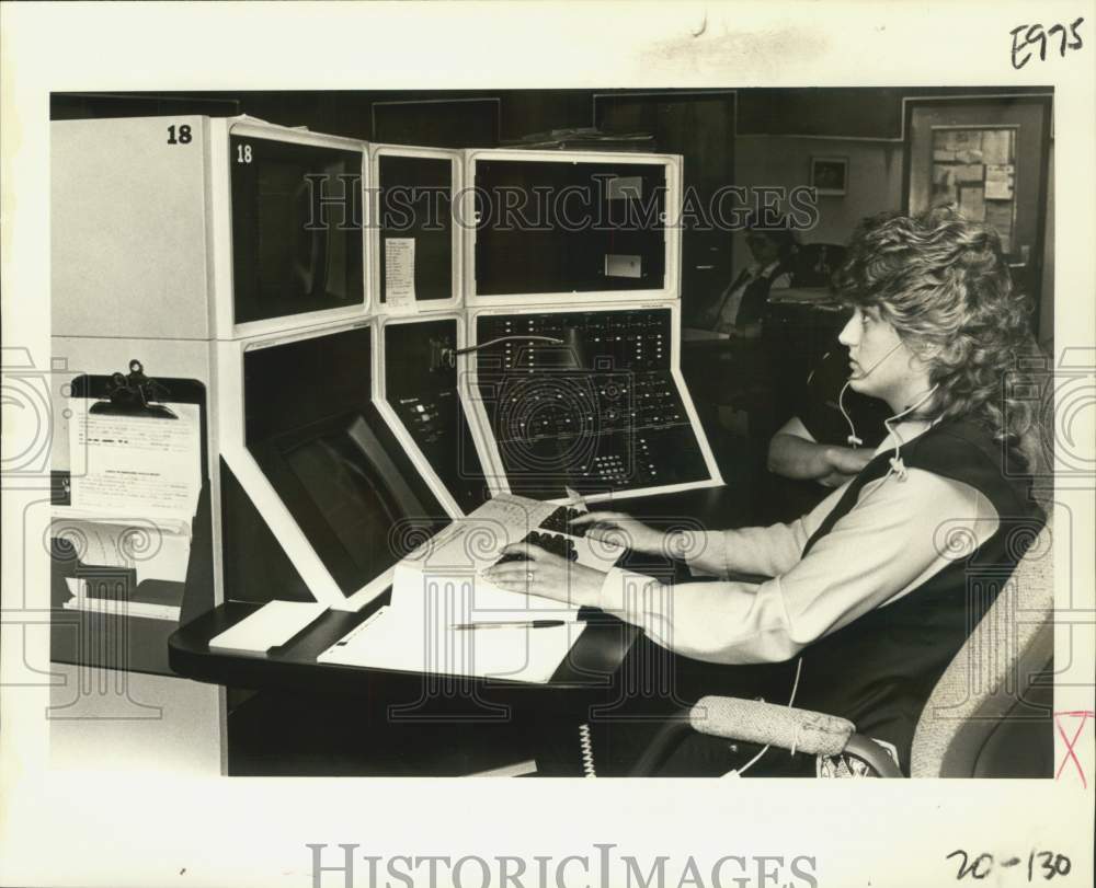 1986 Press Photo Cynthia McCumber, 911 police dispatcher operator- Historic Images