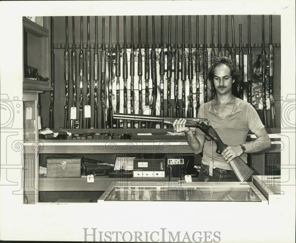 1987 Press Photo Buddy McDaniel Jr., runs the Metairie Pawn Shop for his father- Historic Images