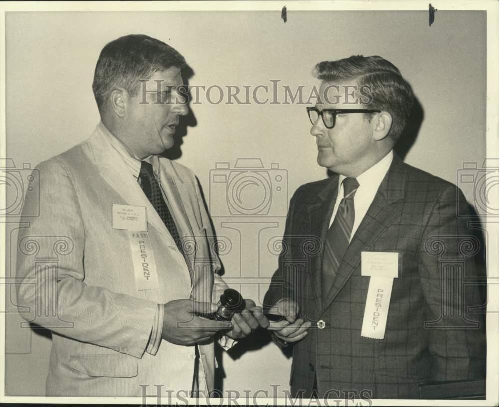 1971 Press Photo Robert LeBlanc presents gavel to Bill McGullicuddy- Historic Images