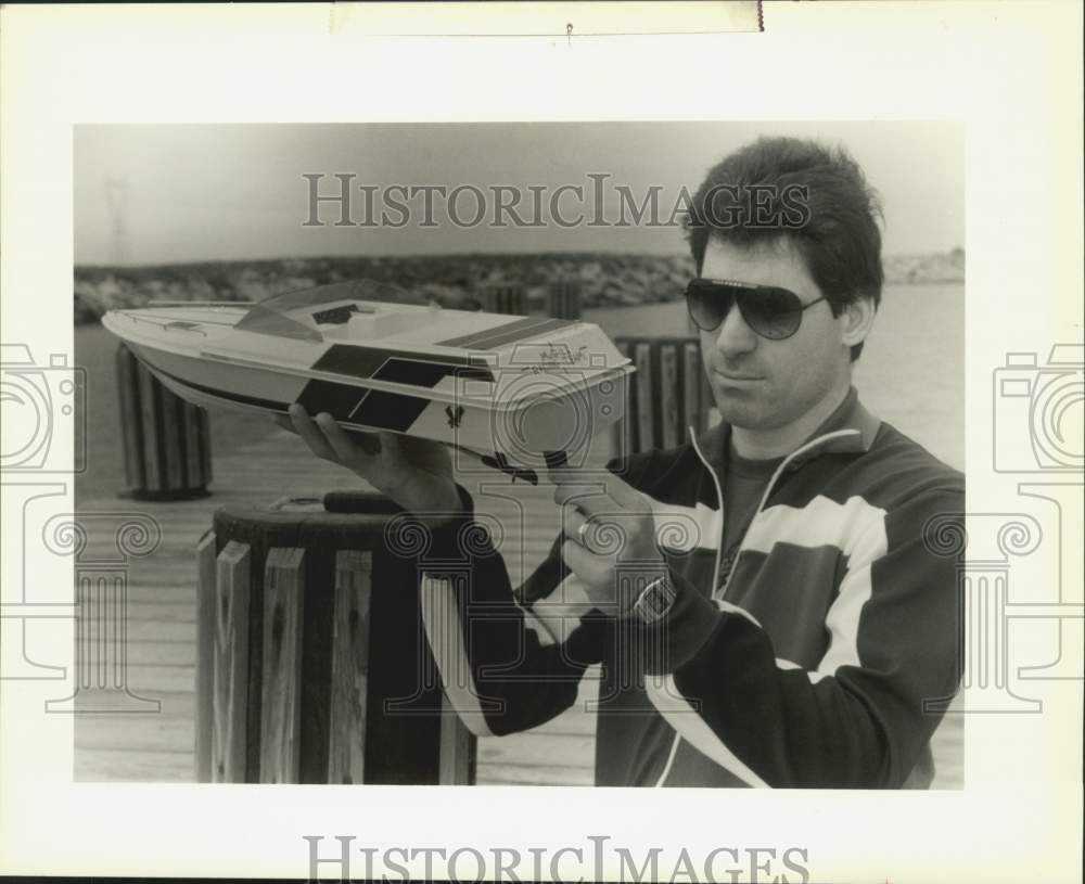 1989 Press Photo Van McGill checking the prop and rutter of power boat- Historic Images