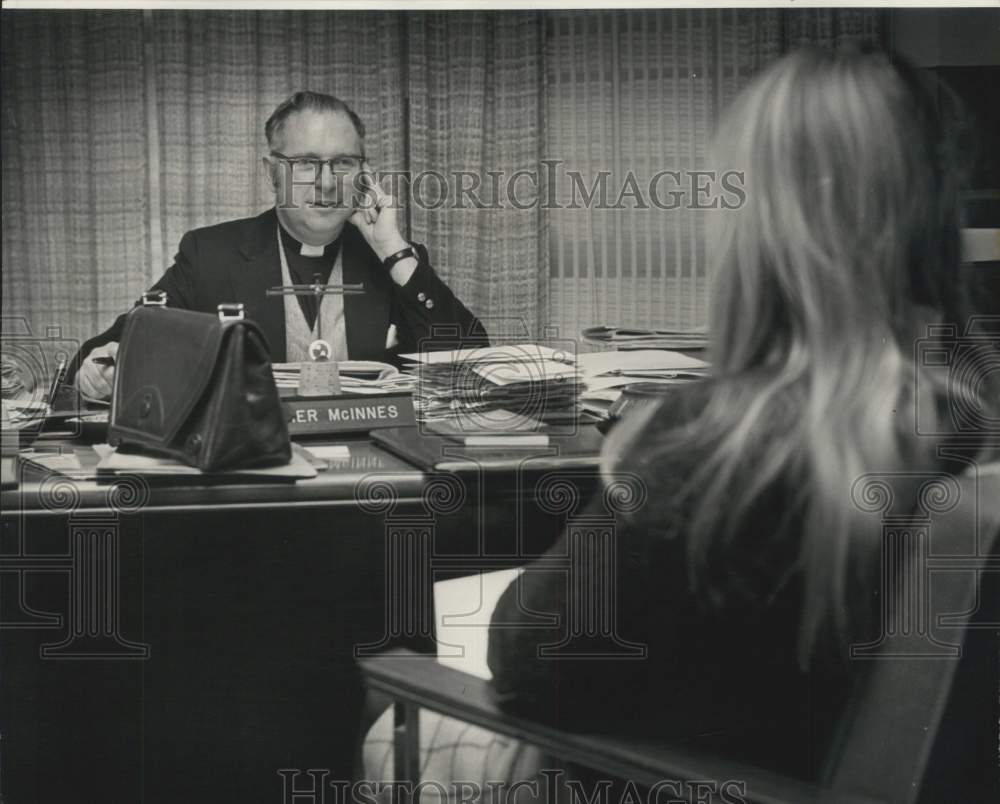 1973 Press Photo The Rev. V. Ambrose McInnes counsels a young woman in pre-Cana