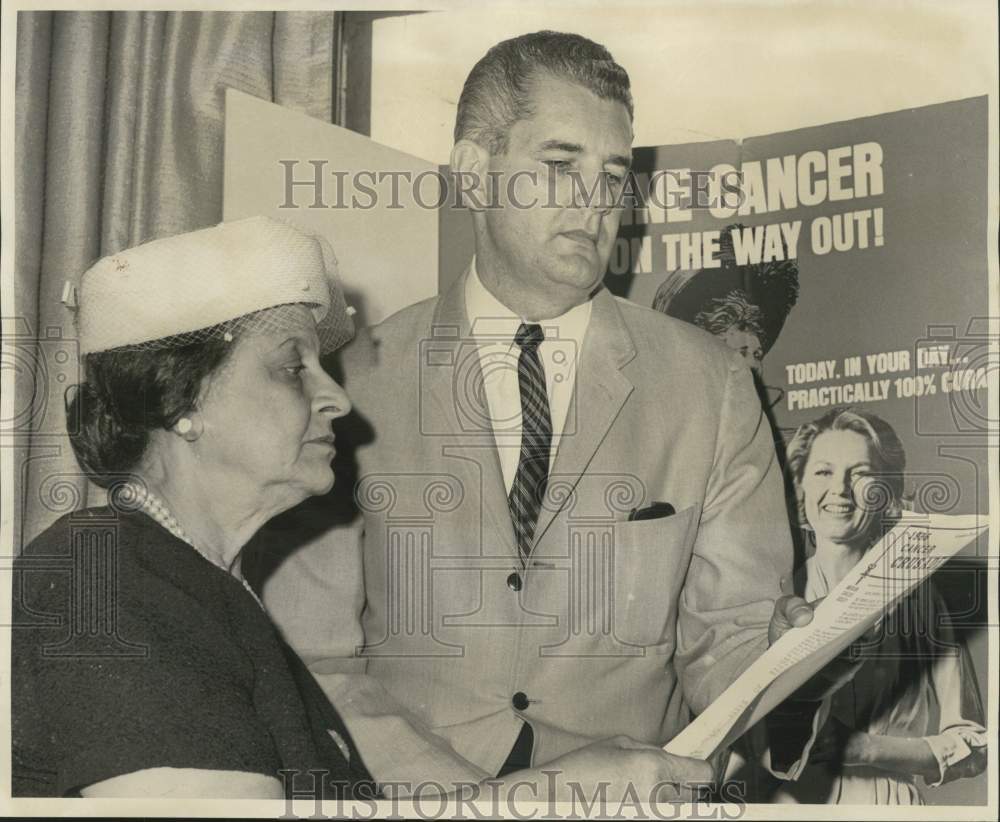 1966 Press Photo Mrs. Aria Thalsheimer & John L. McCarthy, Cancer Society