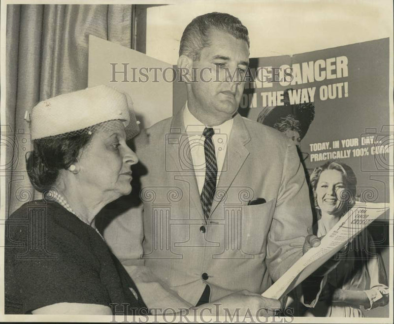 Load image into Gallery viewer, 1966 Press Photo Mrs. Aria Thalsheimer &amp; John L. McCarthy, Cancer Society
