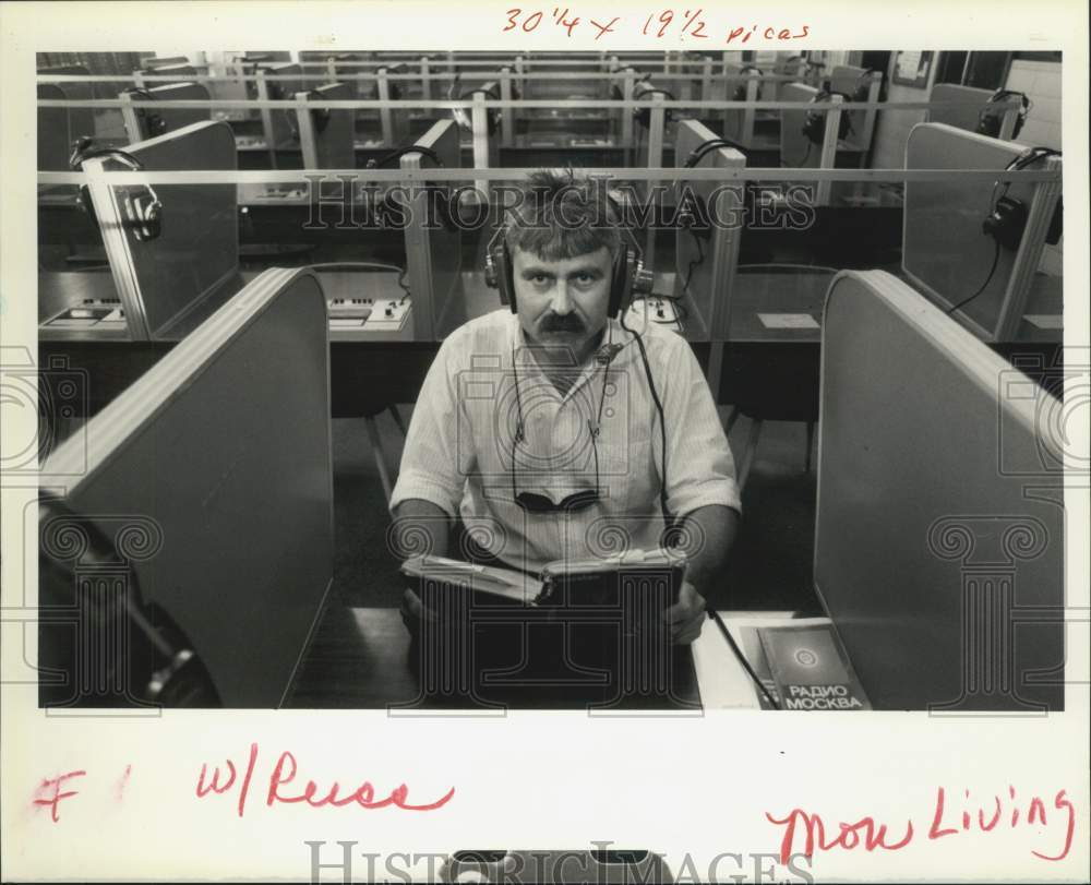 1990 Press Photo Jonathan Maslow in UNO Language lab where he studies Russian- Historic Images