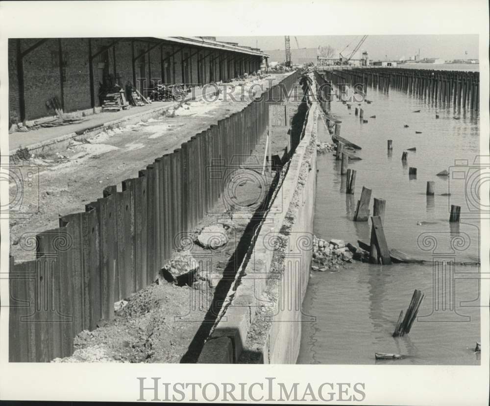 1975 Press Photo Work being done on the levee along the Mississippi river