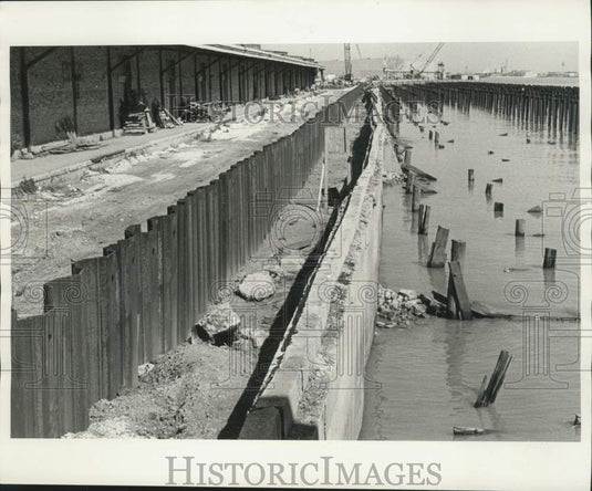 1975 Press Photo Work being done on the levee along the Mississippi river
