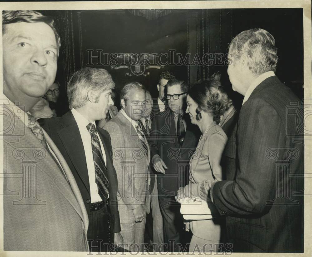 1972 Press Photo Governor arrives at Roosevelt for Bridge hearing - nob80257